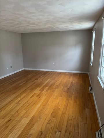887 Wellman Ave 887, Chelmsford, MA 01863