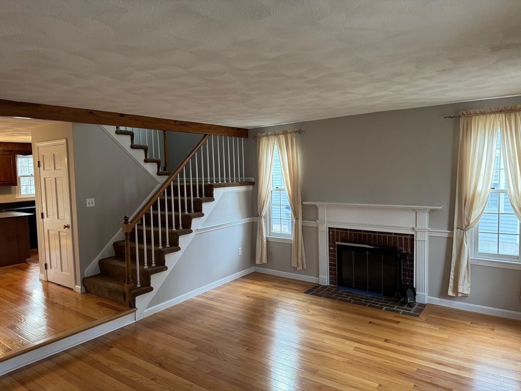 887 Wellman Ave 887, Chelmsford, MA 01863