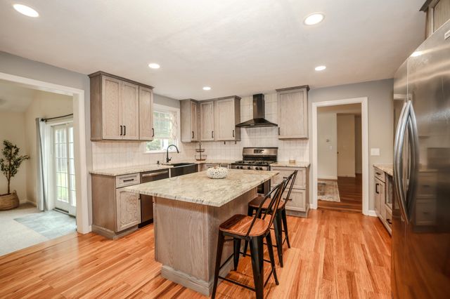 14 Pinewood Drive, Amherst, NH 03031