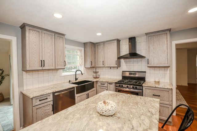 14 Pinewood Drive, Amherst, NH 03031