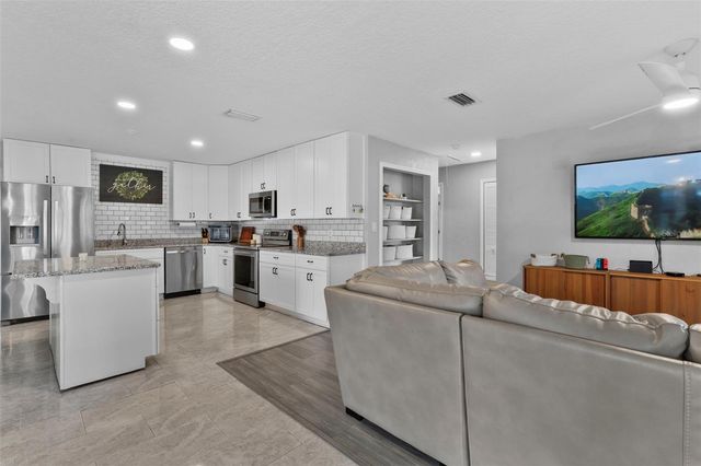 212 N SHERIDAN AVENUE, Deland, FL 32720