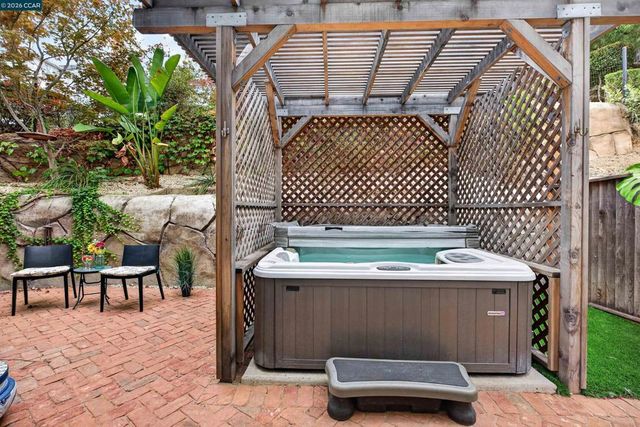 516 Falling Star Dr, Martinez, CA 94553