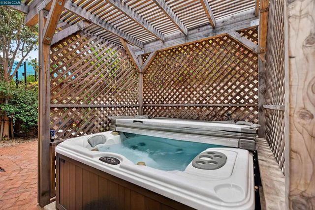 516 Falling Star Dr, Martinez, CA 94553