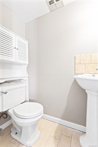 10 Bartlett Commons, Yaphank, NY 11980