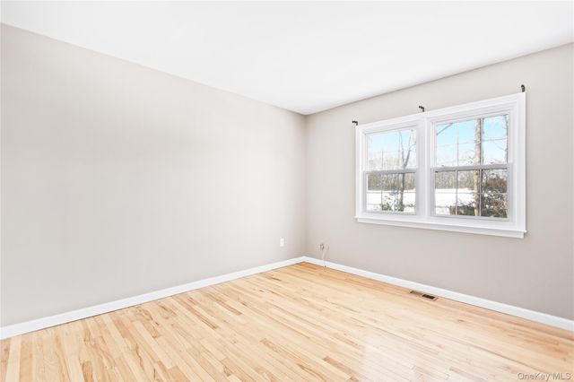 10 Bartlett Commons, Yaphank, NY 11980