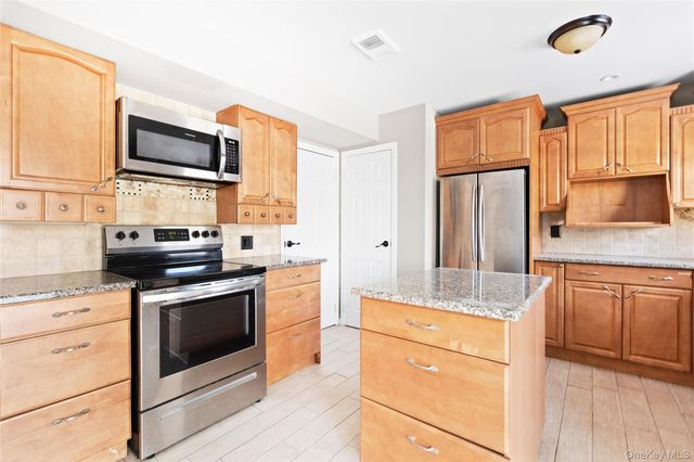 10 Bartlett Commons, Yaphank, NY 11980