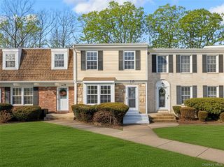 10 Bartlett Commons, Yaphank, NY 11980