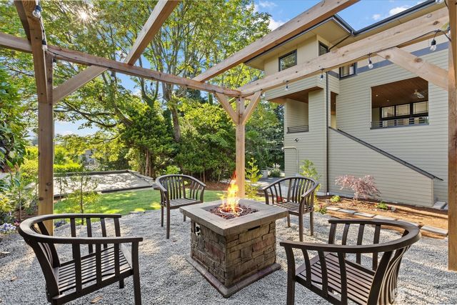 9528 28th Avenue NW, Seattle, WA 98117