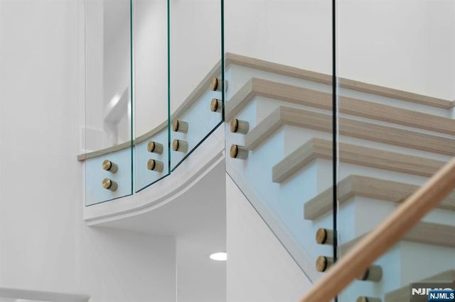 47 Falcon Road, Livingston, NJ 07039