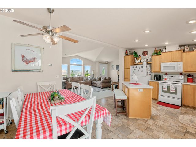 621 HIGHLAND VISTA Ln, Roseburg, OR 97471