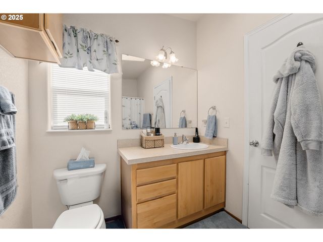 621 HIGHLAND VISTA Ln, Roseburg, OR 97471