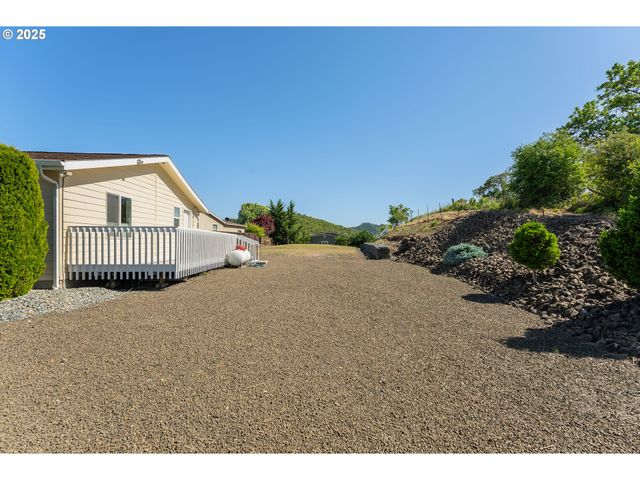 621 HIGHLAND VISTA Ln, Roseburg, OR 97471