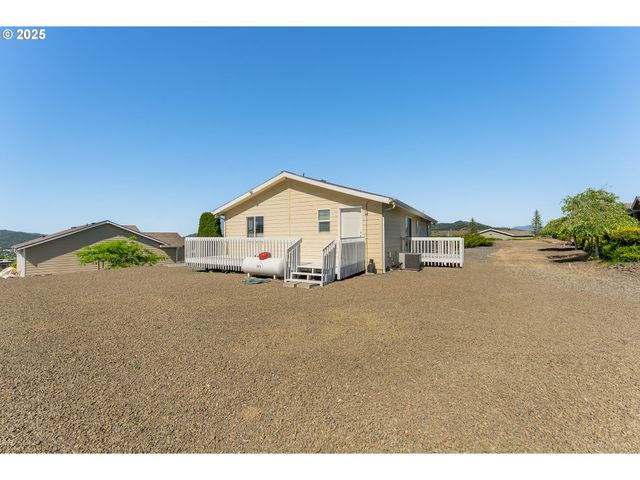 621 HIGHLAND VISTA Ln, Roseburg, OR 97471