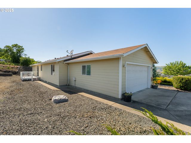 621 HIGHLAND VISTA Ln, Roseburg, OR 97471