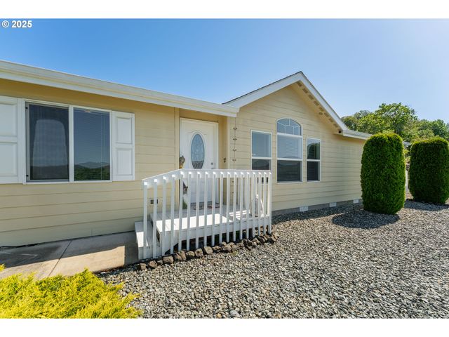 621 HIGHLAND VISTA Ln, Roseburg, OR 97471