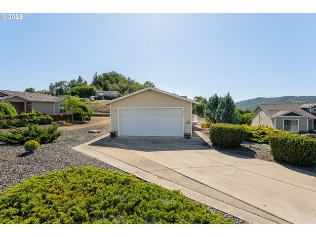 621 HIGHLAND VISTA Ln, Roseburg, OR 97471