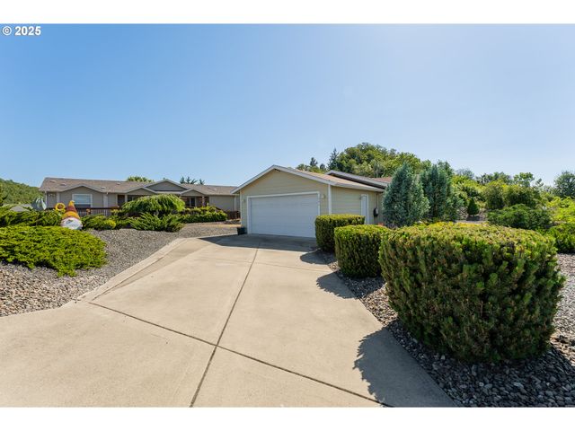 621 HIGHLAND VISTA Ln, Roseburg, OR 97471
