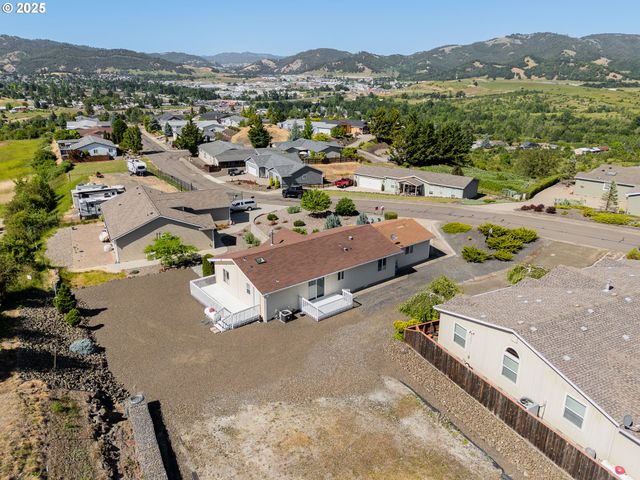 621 HIGHLAND VISTA Ln, Roseburg, OR 97471