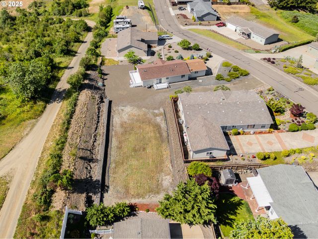 621 HIGHLAND VISTA Ln, Roseburg, OR 97471