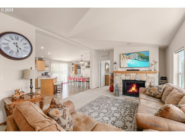 621 HIGHLAND VISTA Ln, Roseburg, OR 97471