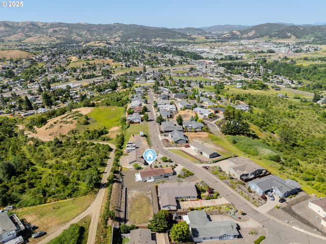 621 HIGHLAND VISTA Ln, Roseburg, OR 97471