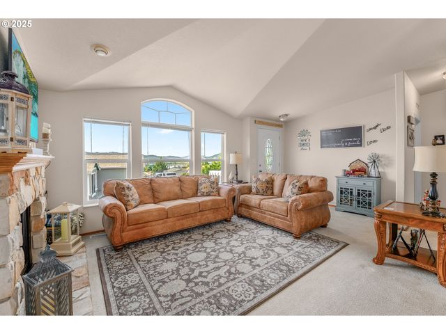 621 HIGHLAND VISTA Ln, Roseburg, OR 97471