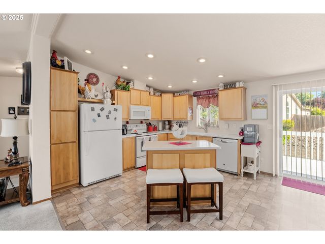 621 HIGHLAND VISTA Ln, Roseburg, OR 97471