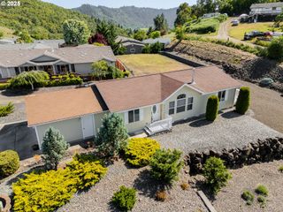 621 HIGHLAND VISTA Ln, Roseburg, OR 97471