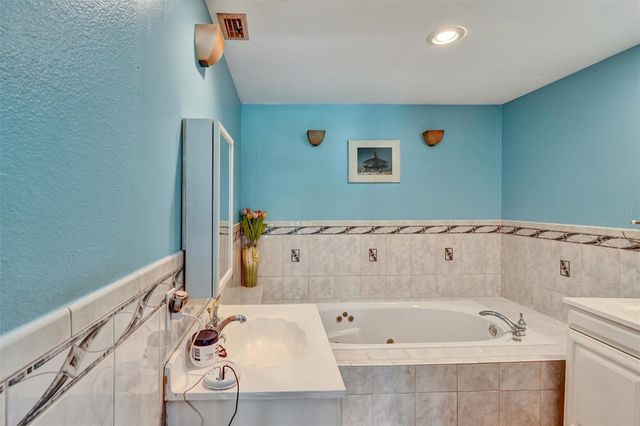 8352 MEADOWBROOK DRIVE 11, Seminole, FL 33777