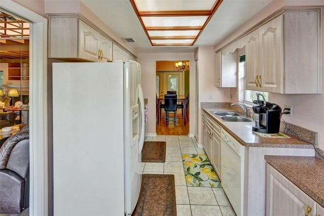 8352 MEADOWBROOK DRIVE 11, Seminole, FL 33777