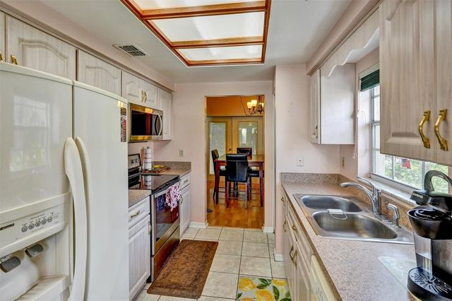 8352 MEADOWBROOK DRIVE 11, Seminole, FL 33777