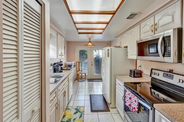 8352 MEADOWBROOK DRIVE 11, Seminole, FL 33777