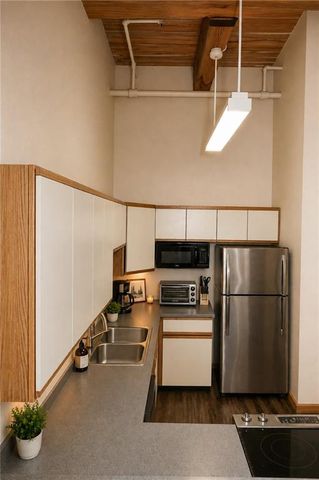 308 W 8th Street 302, Kansas City, MO 64105