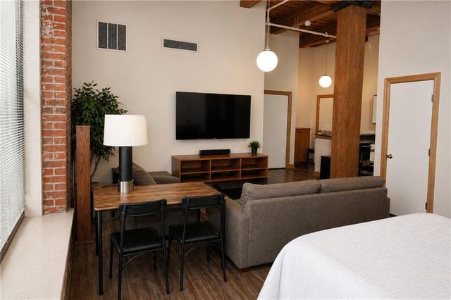 308 W 8th Street 302, Kansas City, MO 64105