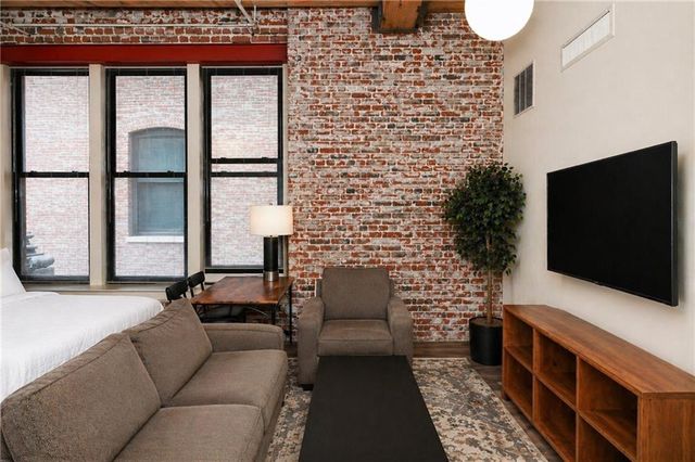 308 W 8th Street 302, Kansas City, MO 64105