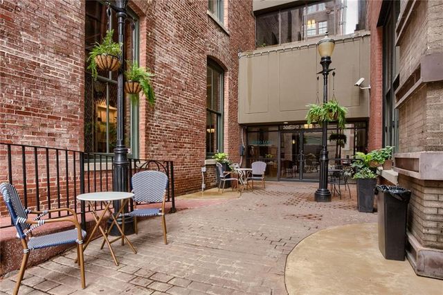 308 W 8th Street 302, Kansas City, MO 64105