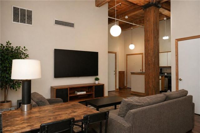 308 W 8th Street 302, Kansas City, MO 64105