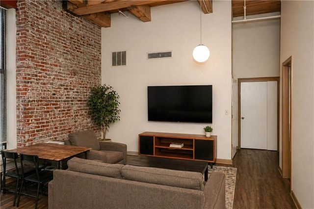 308 W 8th Street 302, Kansas City, MO 64105