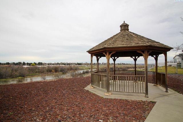 635 Lonetree Lane, Richland, WA 99352