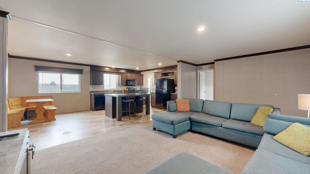 635 Lonetree Lane, Richland, WA 99352