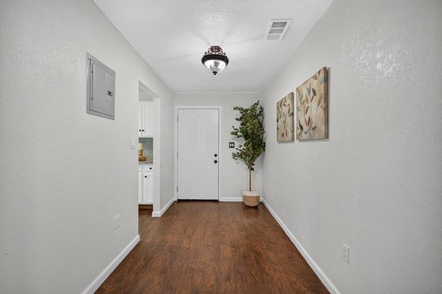 629 Lee Dr, Sacramento, CA 95815