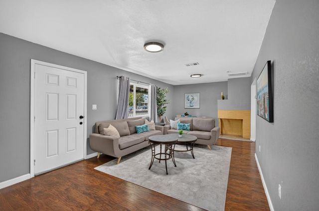 629 Lee Dr, Sacramento, CA 95815