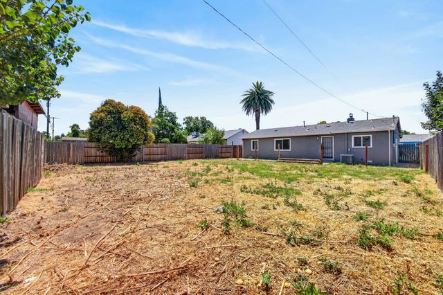 629 Lee Dr, Sacramento, CA 95815