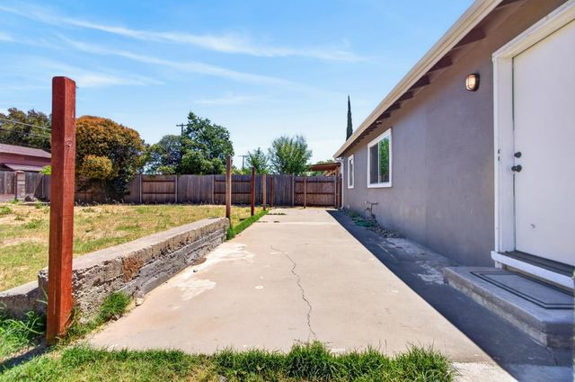 629 Lee Dr, Sacramento, CA 95815