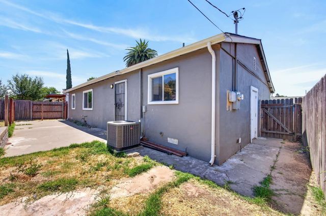 629 Lee Dr, Sacramento, CA 95815