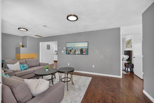 629 Lee Dr, Sacramento, CA 95815