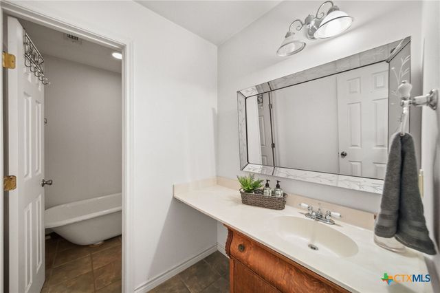 1022 County Road 111, Giddings, TX 78942