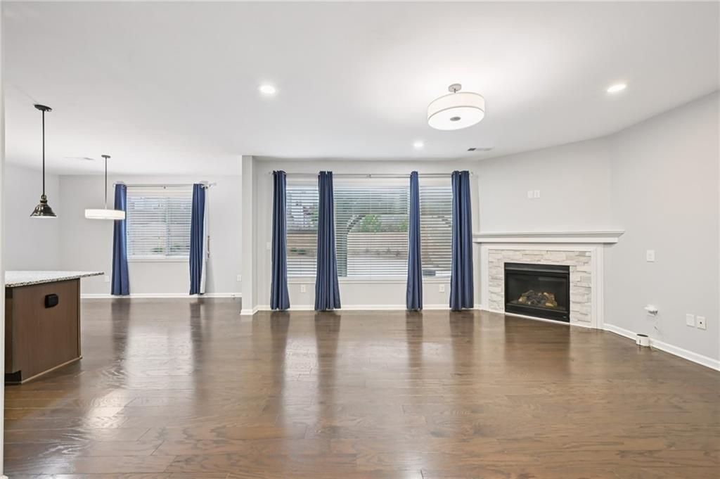 Image 10 of property listing at 1851 Primrose Park Road, Sugar Hill, GA 30518