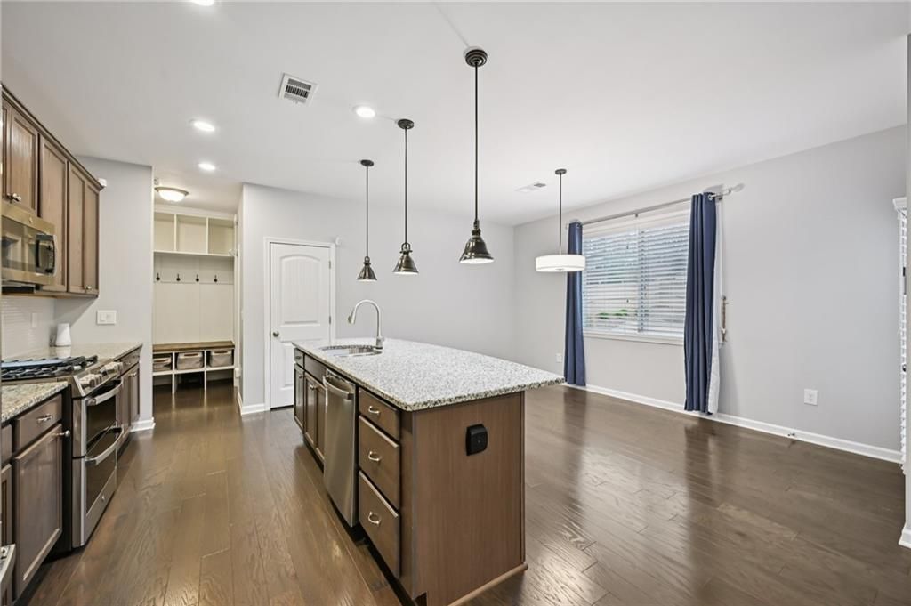 Image 16 of property listing at 1851 Primrose Park Road, Sugar Hill, GA 30518