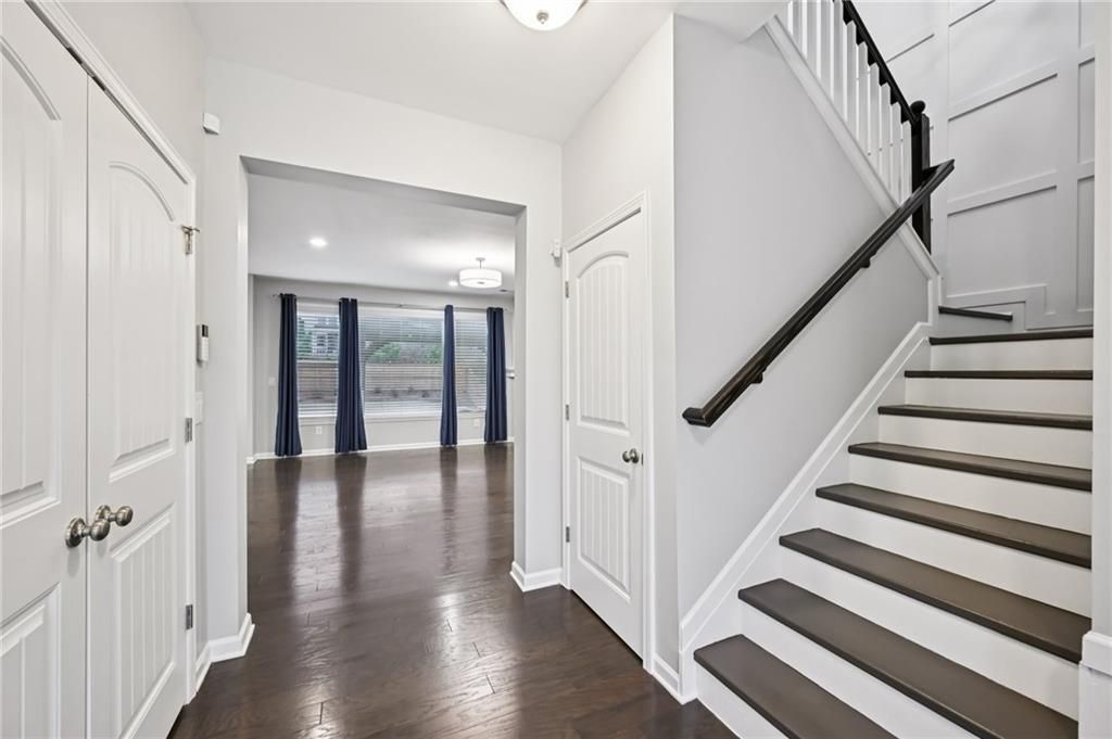 Image 7 of property listing at 1851 Primrose Park Road, Sugar Hill, GA 30518